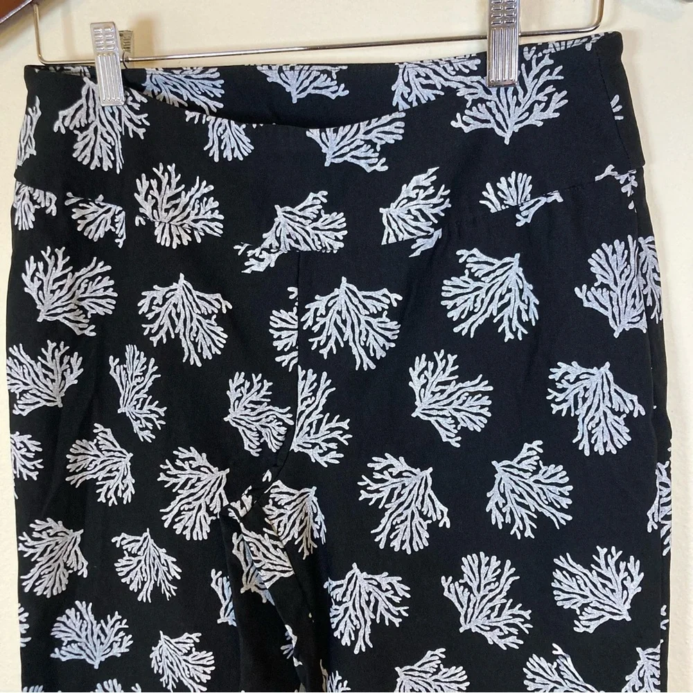 Lulu-B Black White Coral Print Capri Pants Womens Size 6 Stretch Coastal - Picture 2 of 8